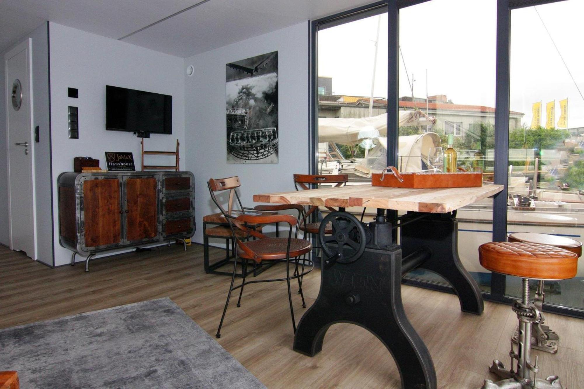 Houseboat Leni,