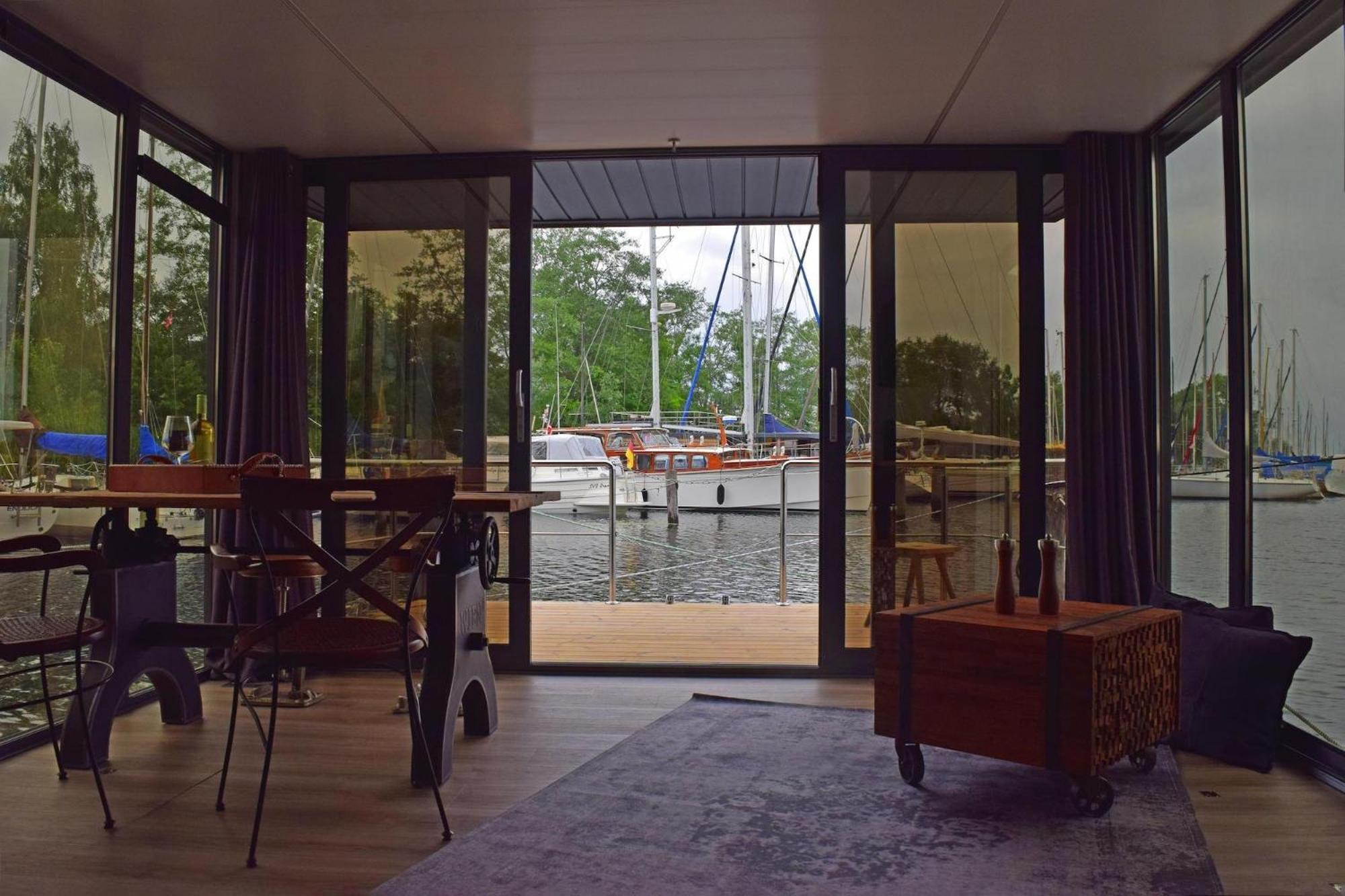 Houseboat Leni, Botel