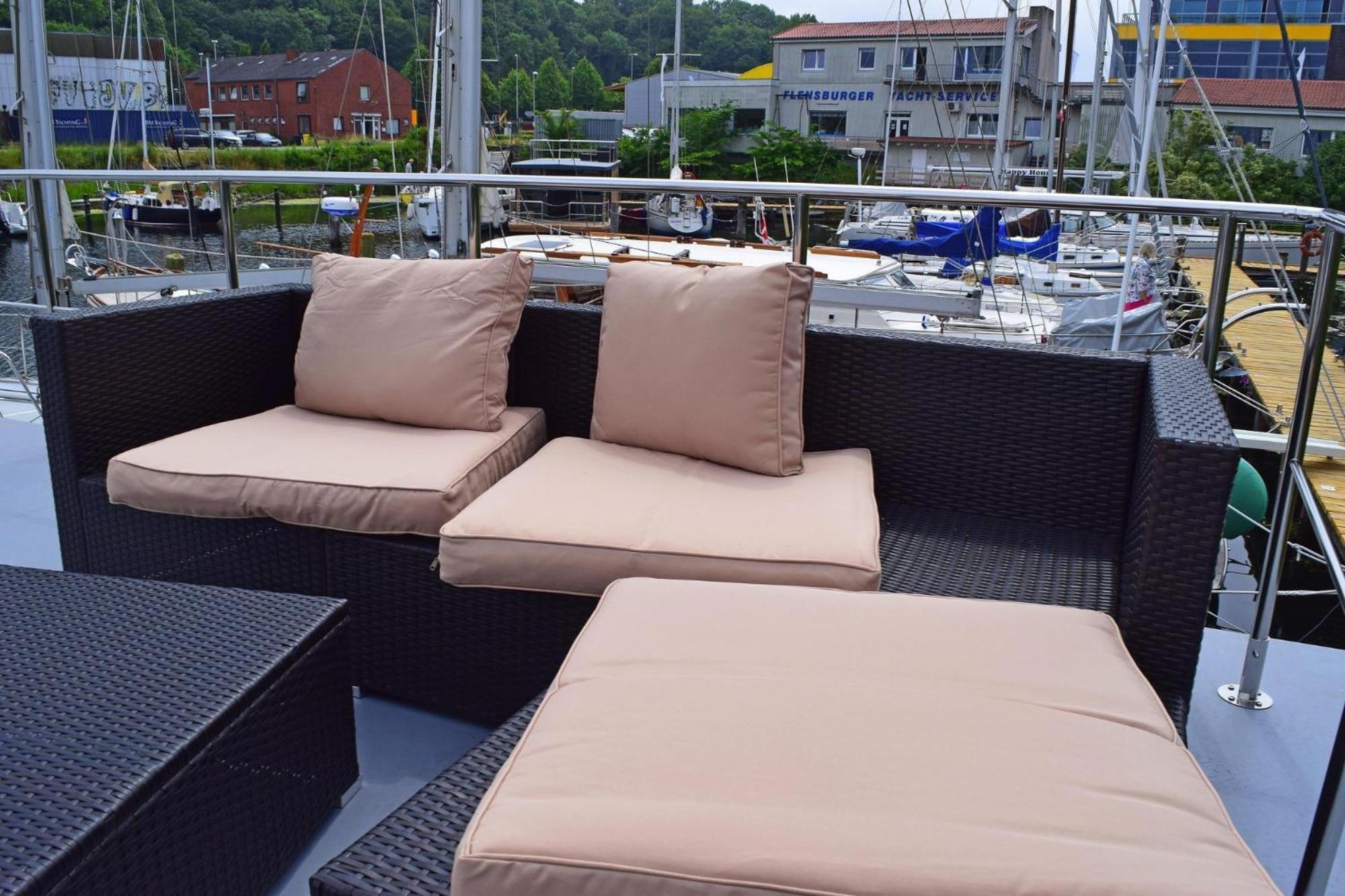 Botel Houseboat Leni,