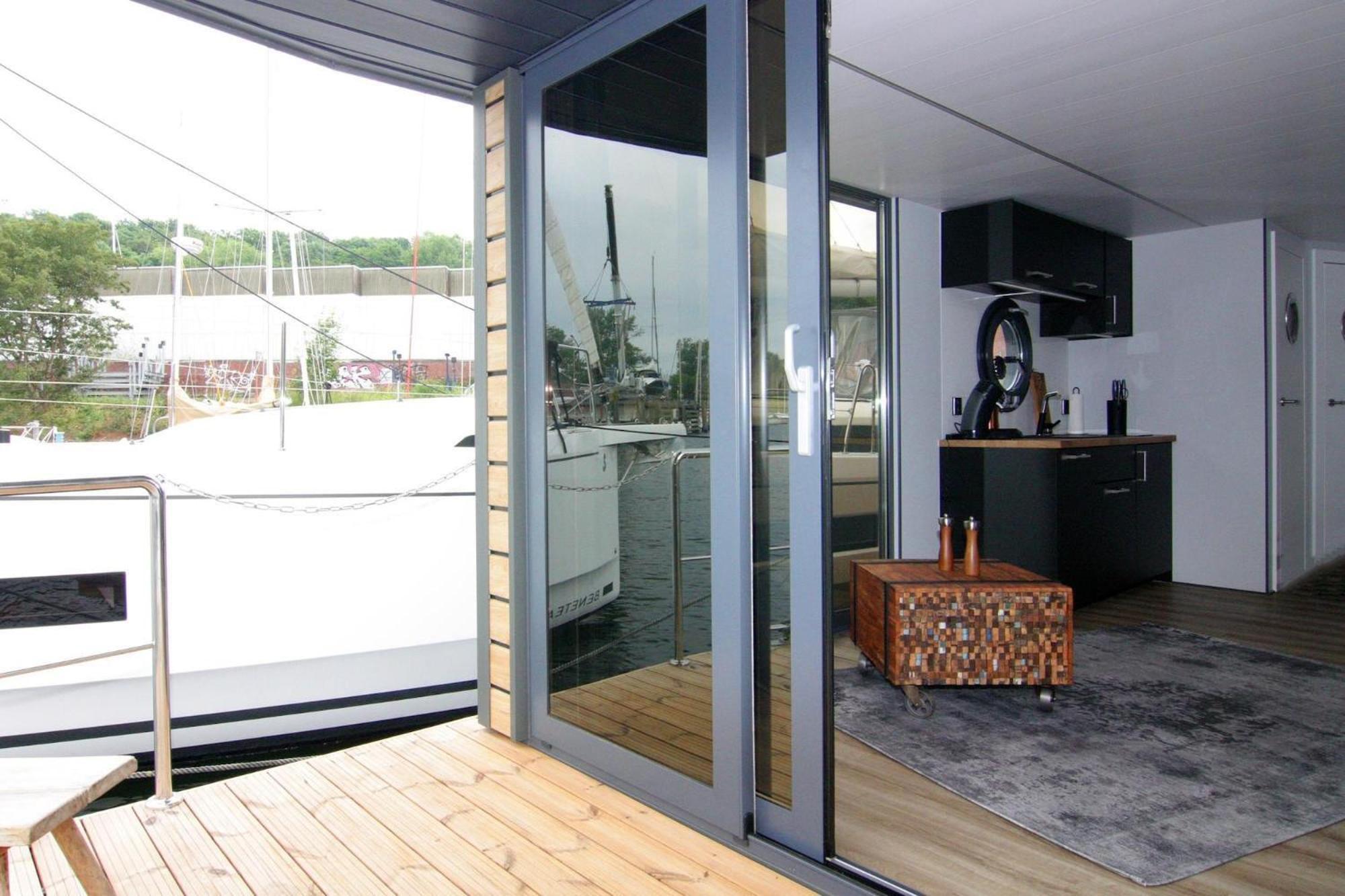 Botel Houseboat Leni,