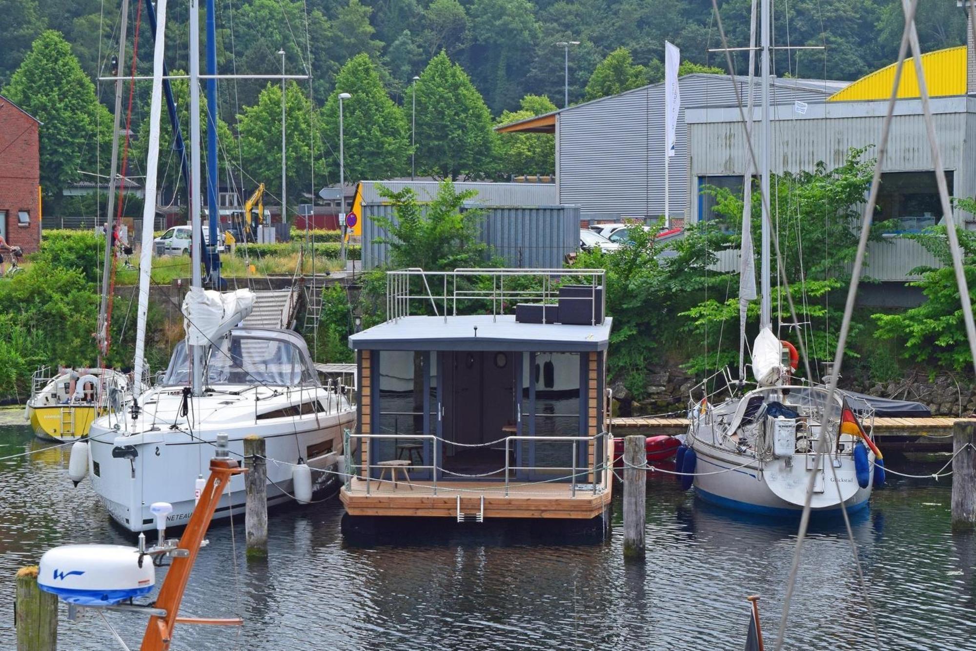 Botel Houseboat Leni, *