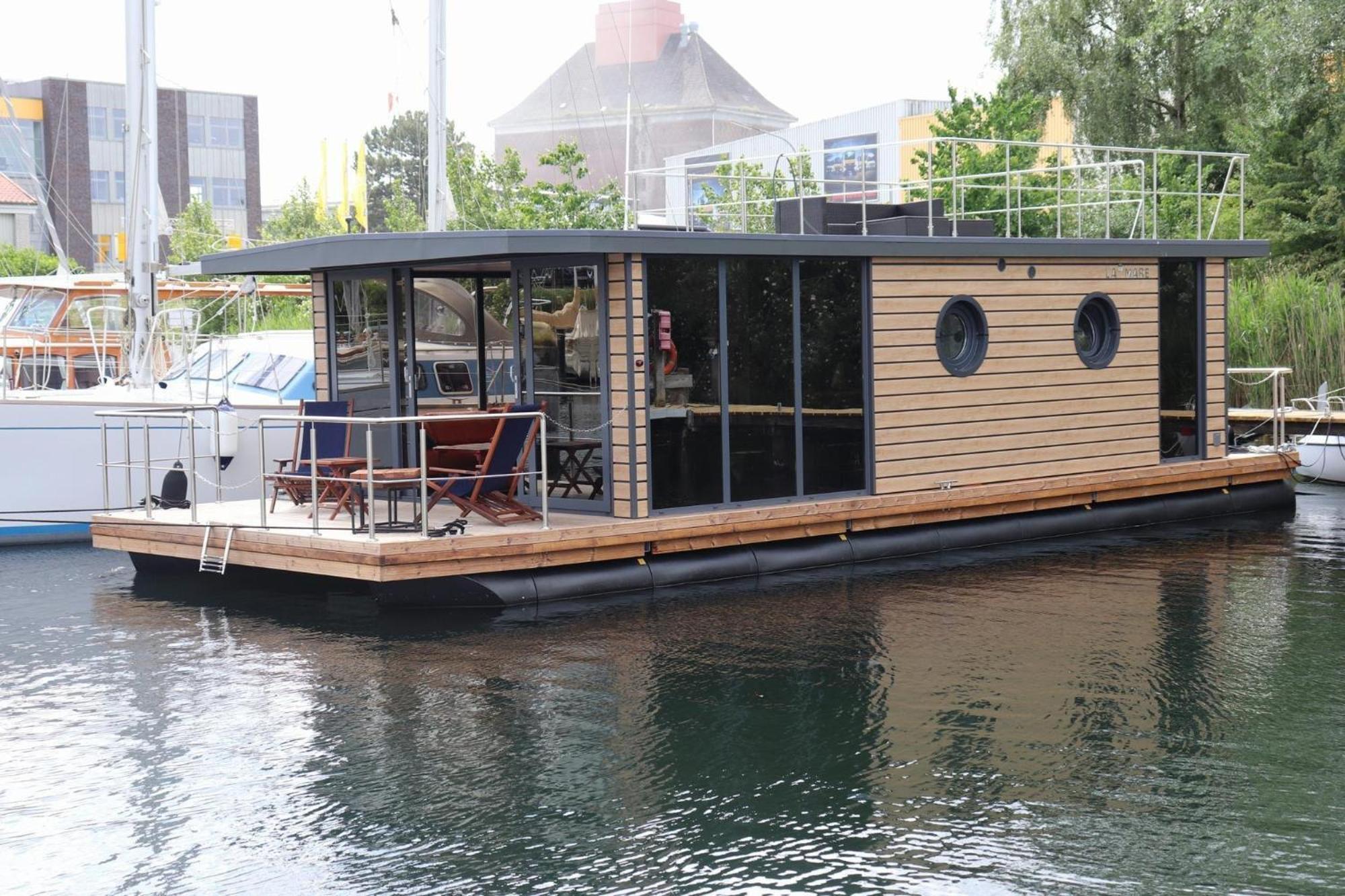 Botel Houseboat Leni,