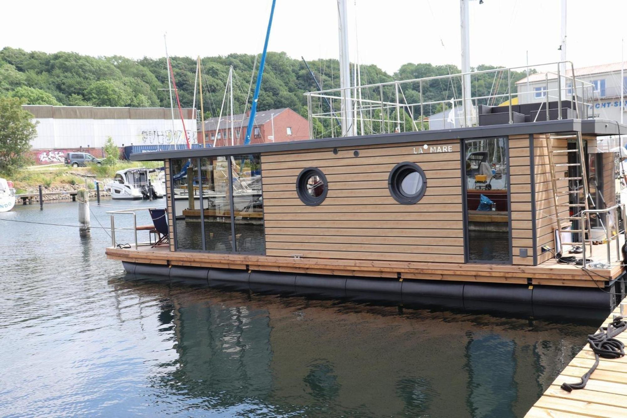 Houseboat Leni, Botel