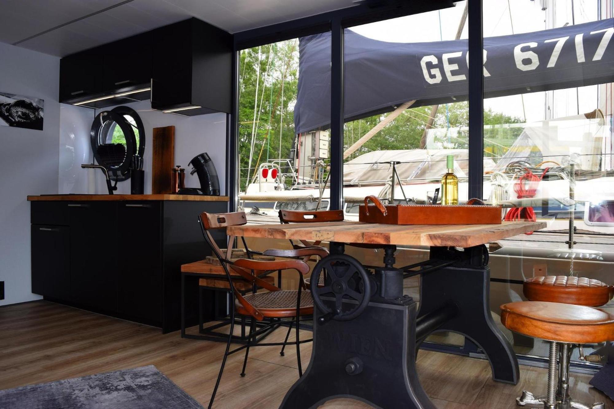Botel Houseboat Leni,