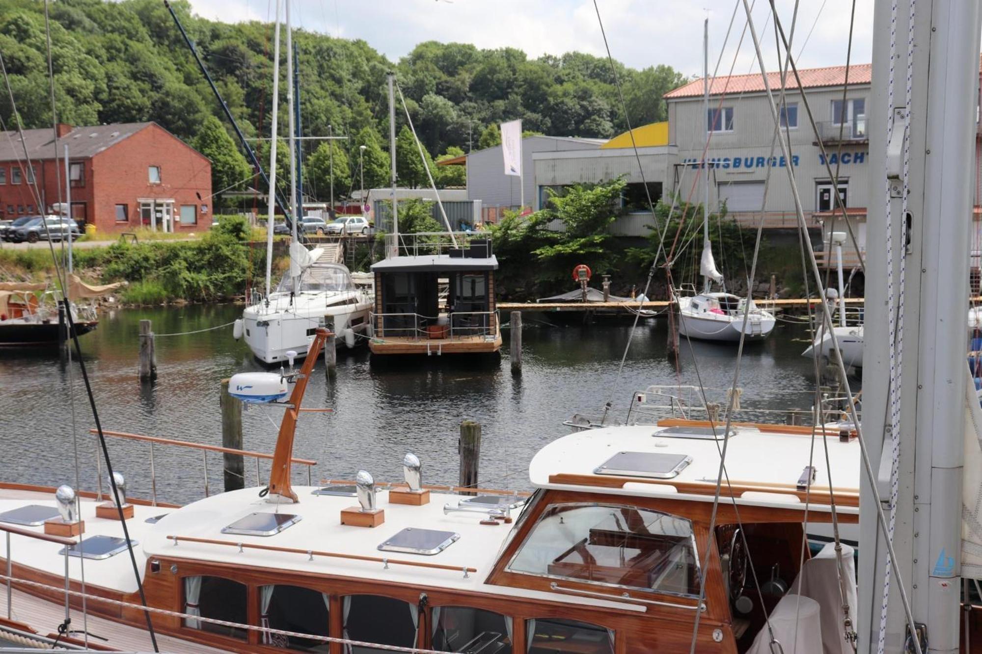 Botel Houseboat Leni, *