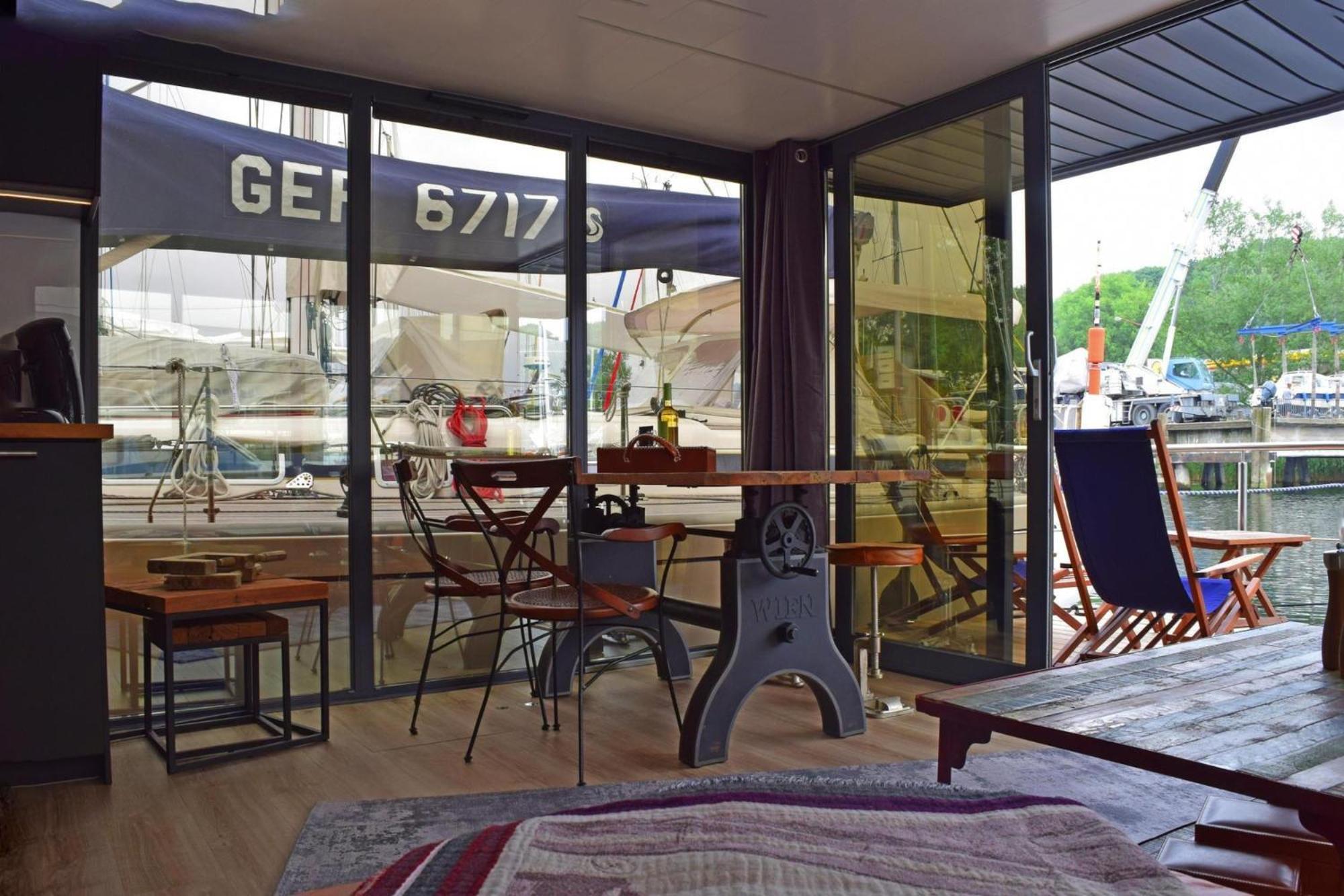 Houseboat Leni,