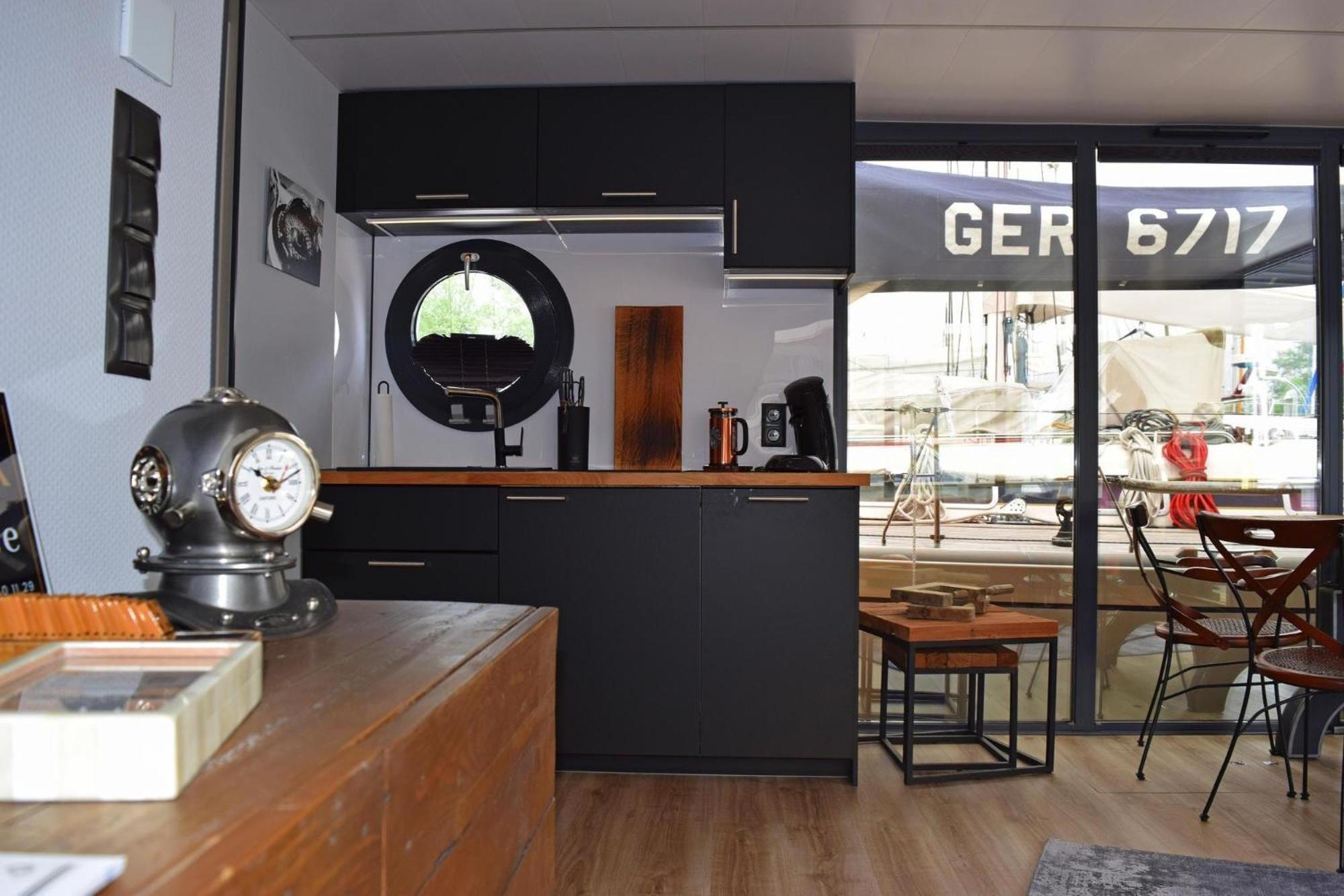 Houseboat Leni, Botel
