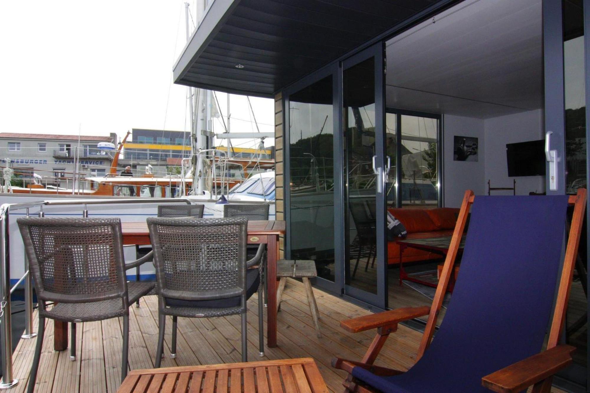 Houseboat Leni,