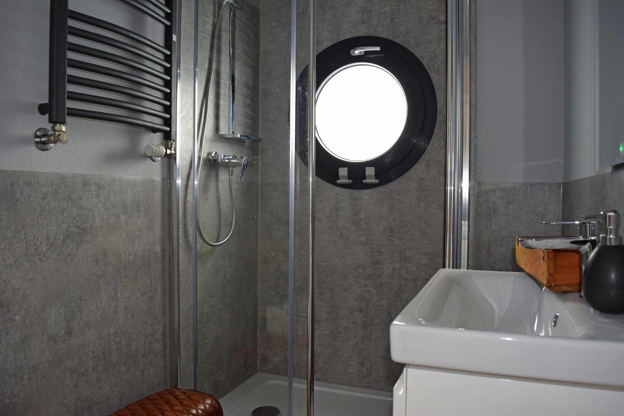 Botel Houseboat Leni, *